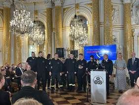 Pokaż zdjęcie: Zdjęcie na Zamku Królewskim w Warszawie grupa strażaków otrzymała nagrodę.