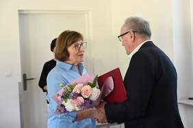 Pokaż zdjęcie: Andrzej Michalski Dyrektor Świętokrzyskiego Oddziału PFRON wręcza kwiaty i list gratulacyjny Pani Halinie Łabudzie przewodniczącej PSONI w Staszowie