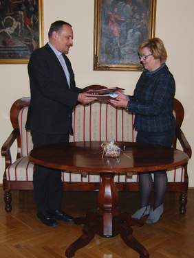 Pokaż zdjęcie: Marta Mordarska - dyrektor Małopolskiego Oddziału PFRON oraz ks. prof. dr hab. Wojciech Zyzak- Rektor UPJPII 