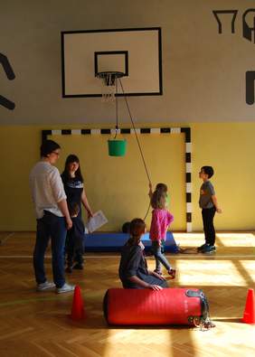 Pokaż zdjęcie: Zajęcia ruchowe na sali gimnastycznej