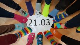 Pokaż zdjęcie: Pracownicy Oddziału Małopolskiego PFRON w kolorowych skarpetkach