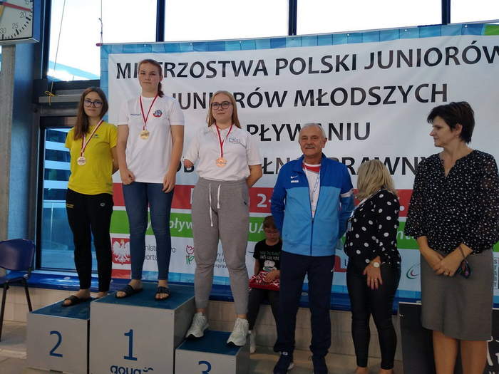 Pokaż zdjęcie: Pływaczki na podium z medalami 