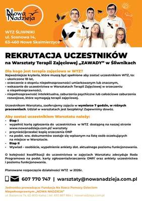 Pokaż zdjęcie: Plakat rekrutacyjny Warsztatów Terapii Zajęciowej. U góry pomarańczowe tło z logo „Nowa Nadzieja” oraz zdjęciem pięciu młodych osób w białych koszulkach, wokół których widnieją czarne sylwetki ptaków. Poniżej znajduje się białe pole z czarnym tekstem dotyczącym zasad rekrutacji. Treść plakatu została szczegółowo opisana w artykule.