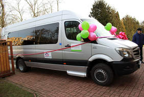 Pokaż zdjęcie: autobus dla podopiecznych Środowiskowego Domu Samopomocy w Rożdżałach