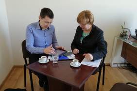 Pokaż zdjęcie: Piotr Szymański – dyrektor Małopolskiego Centrum Nauki Cogiteon oraz Marta Mordarska – dyrektor Małopolskiego Oddziału PFRON