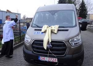 ks. Damian Liwocha święci samochód