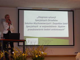 Pokaż zdjęcie: Teresa Saczuk prelekcja pracownika Śląskiego Oddziału PFRON 