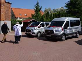 Pokaż zdjęcie: Uroczyste poświęcenie mikrobusów