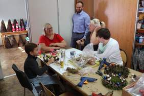 Pokaż zdjęcie: Zajęcia integracyjne dla rodzin osób niepełnosprawnych prowadzone w Warsztatach Terapii Zajęciowej w Piaskach