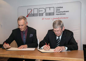 Pokaż zdjęcie: podpisanie porozumienia przez Michała Haze Prezesa Łódzkiej Iby Przemysłowo- Handlowej i Władysława Skwarkę Dyrektora Oddziału Łódzkiego PFRON