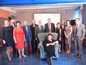 Pokaż zdjęcie: Pani Marta Kowaliszyn oraz zaproszeni goście