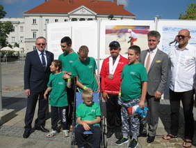 Pokaż zdjęcie: Dyrektor Oddziału Świętokrzyskiego PFRON Andrzej Michalski, podopieczni OREW DIAMENT, Senator RP Krzysztof Słoń, medalista P