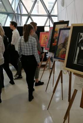 Pokaż zdjęcie: Wystawa prac ubiegłorocznego Konkursu Plastycznego w opolskim Teatrze Lalki i Aktora