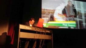 Pokaż zdjęcie: Uczestnik grający na syntezatorze