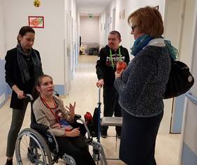Pokaż zdjęcie: Marta Mordarska – dyrektor Małopolskiego Oddziału PFRON podczas wizyty w Fundacji L`Arche