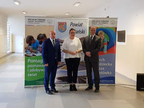 Od lewej Starosta Niżański Robert Bednarz, Dyrektor SOSW w Rudniku nad Sanem Marta Szczepańska i Dyrektor Oddziału Podkarpackiego PFRON Maciej Szymański