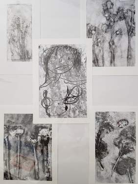 Pokaż zdjęcie: praca w szarych kolorach, składa się z pięciu mniejszych obrazów, motywy roślinne, muzyczne, niejednoznaczne