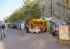Pokaż zdjęcie: stoiska z rękodziełami wykonanymi przez osoby z niepełnosprawnościami