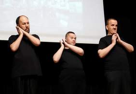 Pokaż zdjęcie: Przedstawienie teatralne "Dajesz?" w wykonaniu uczestników WTZ  (fot: Maria Olszowska) 