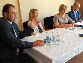 Pokaż zdjęcie: od lewej: ks. dr Marcin Kokoszka, dyrektor Centrum Pielgrzymowania w Starym Sączu, dr inż. Bożena Szewczyk-Taranek UR w Krakowie, Marta Mordarska, dyrektor Oddziału Małopolskiego PFRON, Marek Pławiak, starosta nowosądecki