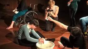 Pokaż zdjęcie: Kadr z filmu paradokumentalnego o osobach z niepełnosprawnością