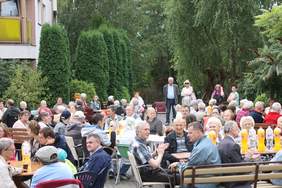 Pokaż zdjęcie: Uczestnicy imprezy integrującej osoby niepełnosprawne pn.: „Pożegnanie Lata w Muzycznych Klimatach”