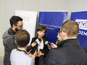 Pokaż zdjęcie: Briefing prasowy z udziałem Marleny Maląg Prezes Zarządu PFRON przed konferencją pt.: „Do twarzy mi nie tylko w niebieskim - o barwach wokół autyzmu w codziennej komunikacji"