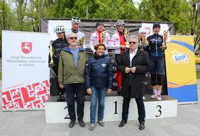 Pokaż zdjęcie: Gratulacje zwycięzcom wyścigu składali: prezes klubu KKT "Hetman" Lublin Andrzej Góźdź, dziennikarka oddziału Telewizji Polskiej w Lublinie Anna Dąbrowska oraz dyrektor Oddziału Lubelskiego PFRON Jerzy Dębski