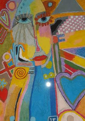 Pokaż zdjęcie: Kolorowa twarz z czerwonymi ustami. Wokół prawego oka są czerwono rudawe płatki kwiatów, wokół lewego jasno żółte promienie słońca (długie, podłużne). Po obu stronach błękitne, ciemnożółte, beżowe prostokąty. Po prawej duże niebiesk