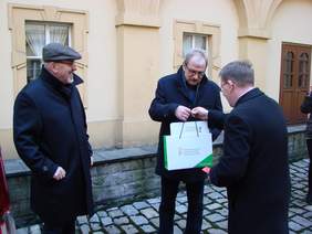 Pokaż zdjęcie: Uroszysty odbiór busa dla podopiecznych Domu Pomocy Społecznej w Prószkowie