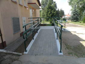 Pokaż zdjęcie: Podjazd dla osób poruszających się na wózku