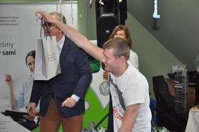 Pokaż zdjęcie: Radość laureata z nagrody