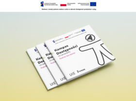 Grafika informacyjna dotycząca Kompasu Dostępności. U góry znajdują się logotypy programu Fundusze Europejskie dla Rozwoju Społecznego, Rzeczpospolitej Polskiej oraz Unii Europejskiej. Poniżej tekst: „Budowa i rozwój systemu nadzoru rynku w zakresie dostępności produktów i usług”. Na środku grafiki, na jasnożółtym tle umieszczono trzy broszury, ułożone jedna na drugiej, prezentujące Kompas Dostępności.