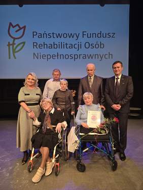 Pokaż zdjęcie: Nagrodzeni laureaci, w tym na wózku, stoją obok siebie na pamiątkowym zdjęcie, a wraz z nimi Dyrektor Oddzialu PFRON i Wicewojeoda Lubuski