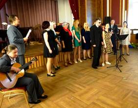 Pracownicy i uczestnicy warsztatu podczas występu wokalnego