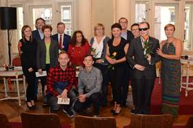 Pokaż zdjęcie: Uczniowie ze Specjalnego Ośrodka Szkolno-Wychowawczego dla Niesłyszących im. Janusza Korczaka w Krakowie z organizatorami oraz aktorami