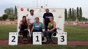 Pokaż zdjęcie: Zawodniczki na podium z medalami