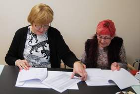 Pokaż zdjęcie: Podpisanie umowy z  Polskim Towarzystwem Walki z Kalectwem 