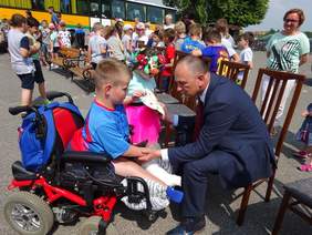 Uczniowie wręczają podziękowanie Dyrektorowi Oddzialu Podkarpackiego PFRON