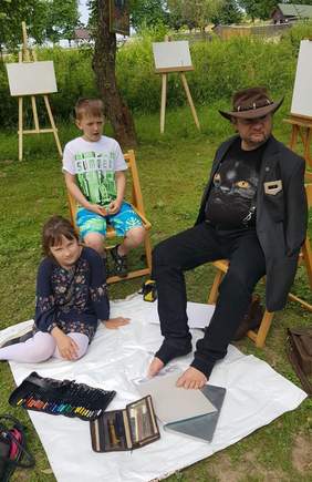 Pokaż zdjęcie: Artysta Stanisław Kmiecik podczas pleneru malarskiego w Konarach