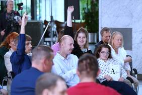 Pokaż zdjęcie: Zdjęcie z nagrań do programu autentyczni, na krzesłach lub wózkach siedzą osoby z niepełnosprawnościami.