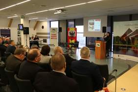 Pokaż zdjęcie: prezentację prowadzi Dyrektor PUP w Malborku Joanna Reszka - prowadzi prezentację