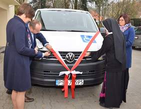 Pokaż zdjęcie: Przekazanie busa z dofinansowaniem PFRON dla Warsztatów Terapii Zajęciowej w Szamotułach