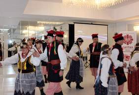 Pokaż zdjęcie: Występ artystyczny zespołu ludowego "Jacy Tacy"