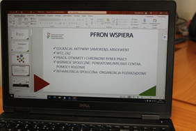 Pokaż zdjęcie: PFRON wspiera wstępny slajd prezentowany pdoczas lekcji