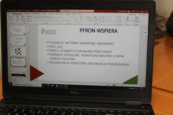 Pokaż zdjęcie: PFRON wspiera wstępny slajd prezentowany pdoczas lekcji