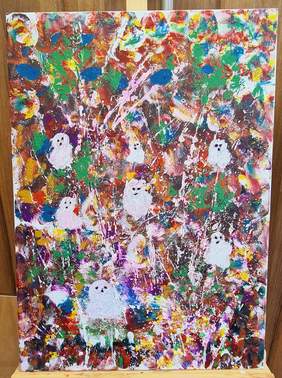 Pokaż zdjęcie: Namalowane biale małe duszki w pstrokatym otoczeniu