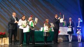 Pokaż zdjęcie: Laureaci konkursu na scenie