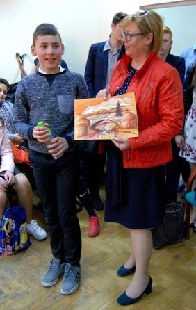 Pokaż zdjęcie: Dyrektor Marta Mordarska wraz z uczestnikiem spotkania