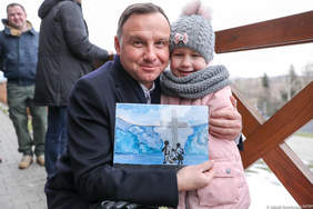 Pokaż zdjęcie: Martynka Gruca wręczyła swoją pracę Prezydentowi Andrzejowi Dudzie (fot. Jakub Szymczuk/KPRP)